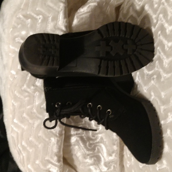 Shoe's - Picture 3 of 4